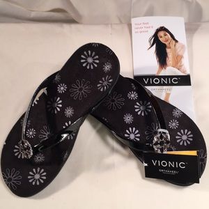 Women’s Vionic flip-flops sandals black. 6 wide
